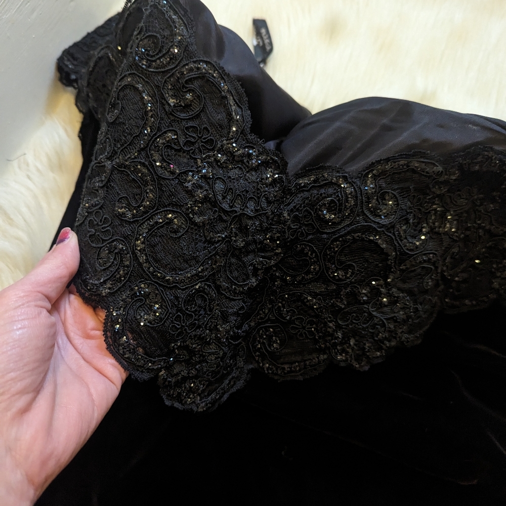 Vintage Nikki originals black velvet dress and with glitter applique size 6 - Picture 5 of 11